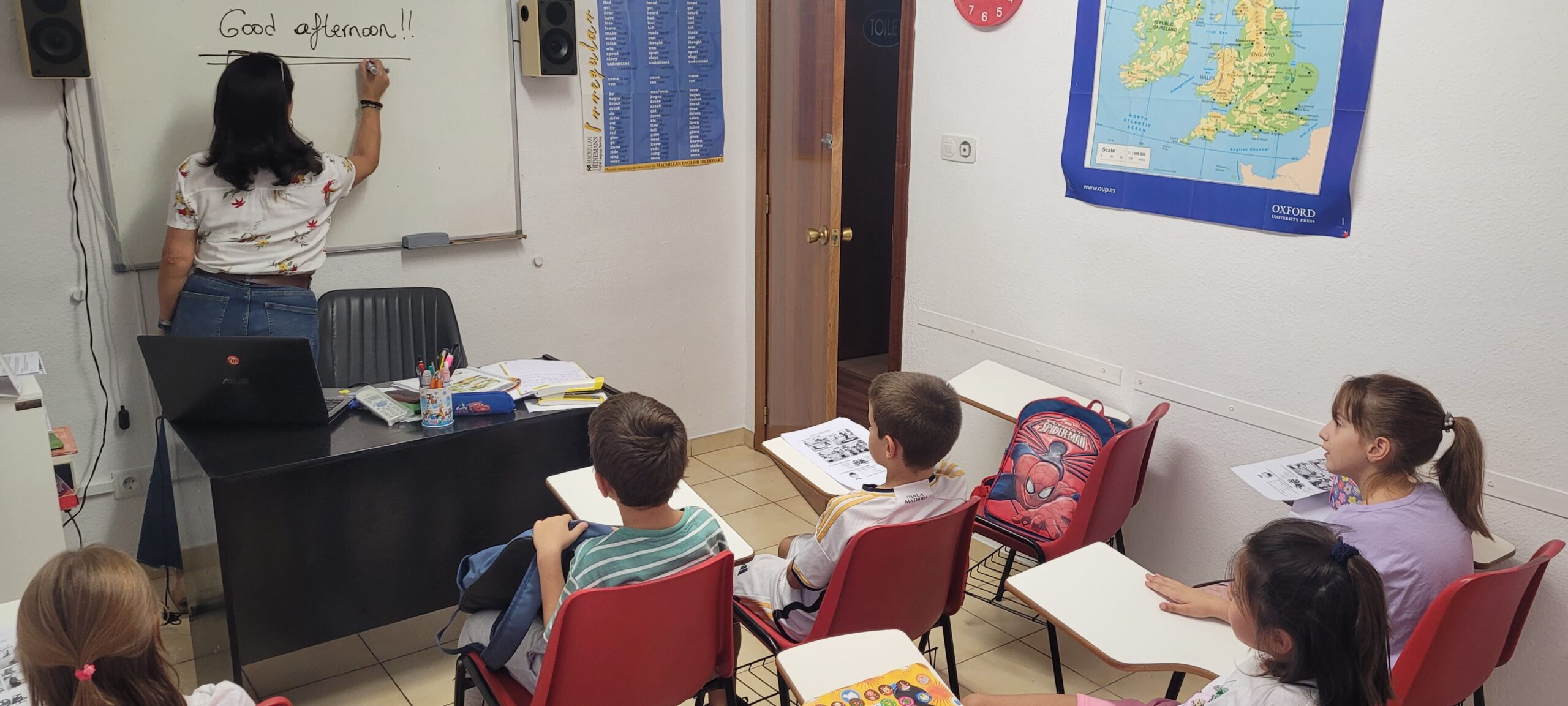 Dando clases en The Globe School