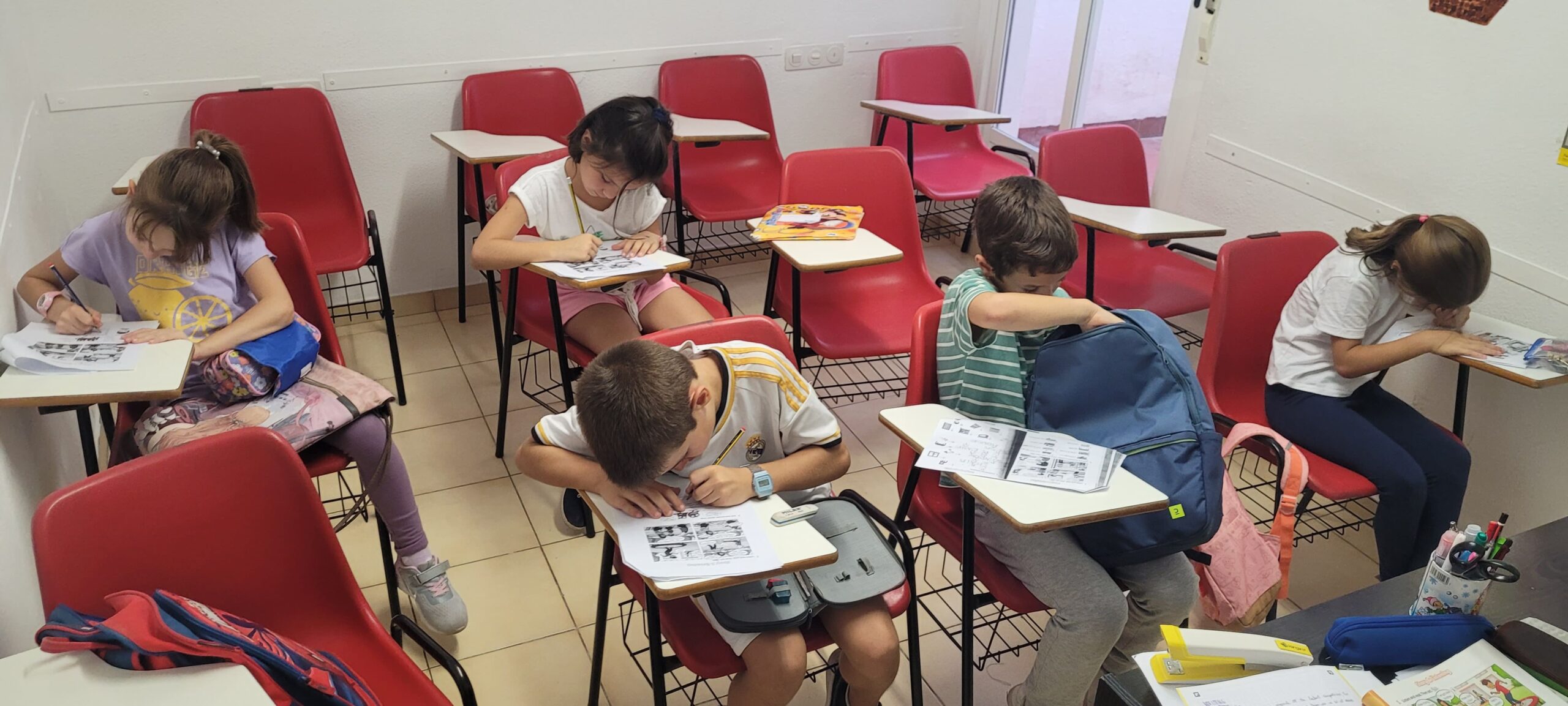 Niños dando clase en The Globe School